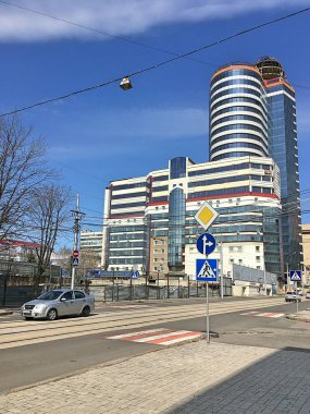 Modern şehir mimarisi. Şehir trafiği. Yüksek binalar.