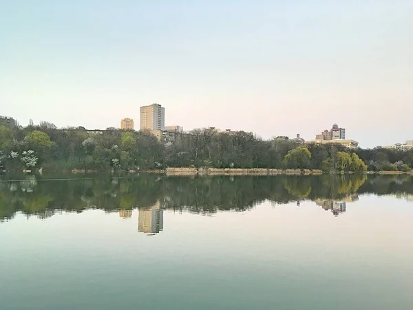 Panorama Městského Parku Moderní Výškový Budovy Reflexe Městském Jezeru — Stock fotografie