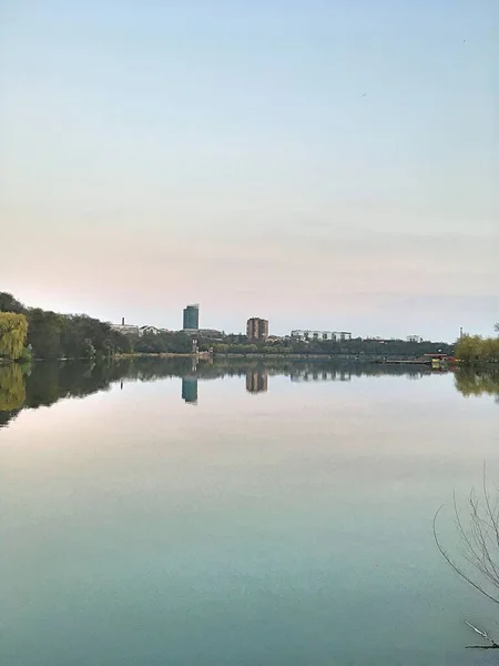 Panorama Der Großstadt Hohe Gebäude Spiegelbild Der Stadt Wasser — Stockfoto