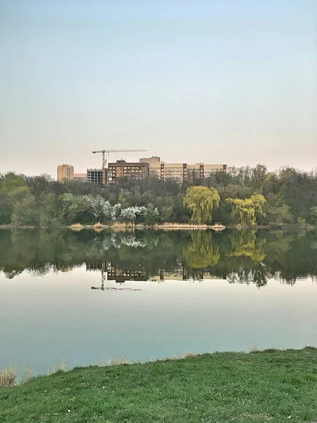 Panorama Del Parque Urbano Reflejo Edificios Árboles Agua Medio Ambiente —  Fotos de Stock