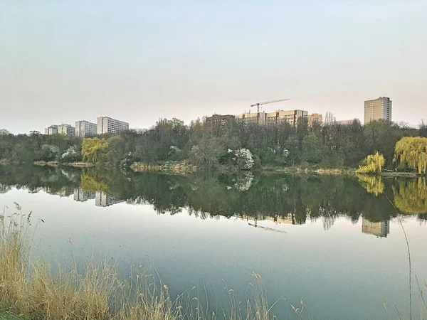 Die Landschaft Der Metropole Hochhäuser Spiegelung Wasser — Stockfoto