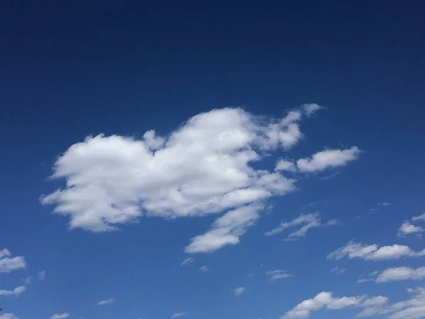 Nubes Blancas Cielo Azul Fondo Pantalla Minimalista Natural — Foto de Stock