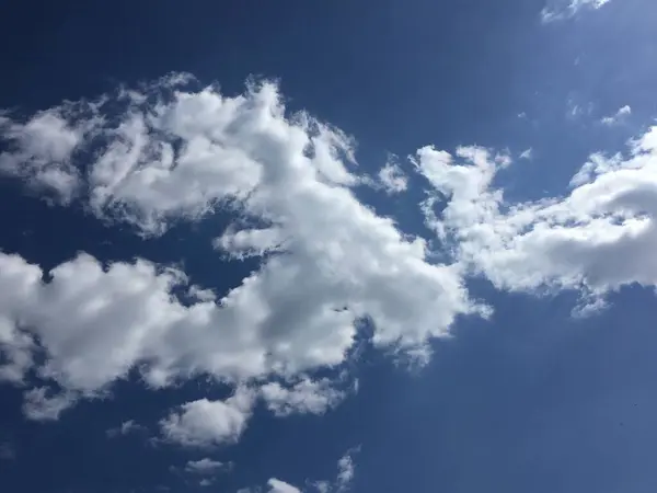 明るい白い雲が青い空に散らばっていた — ストック写真
