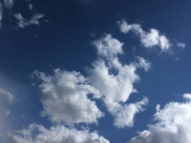 Parlak mavi gökyüzünde beyaz bulutlar. Soyut doğal arkaplan.