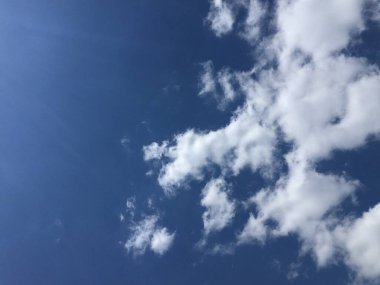 Soyut doğal bileşim. Mavi gökyüzünde beyaz bulutlar. Minimalizm.