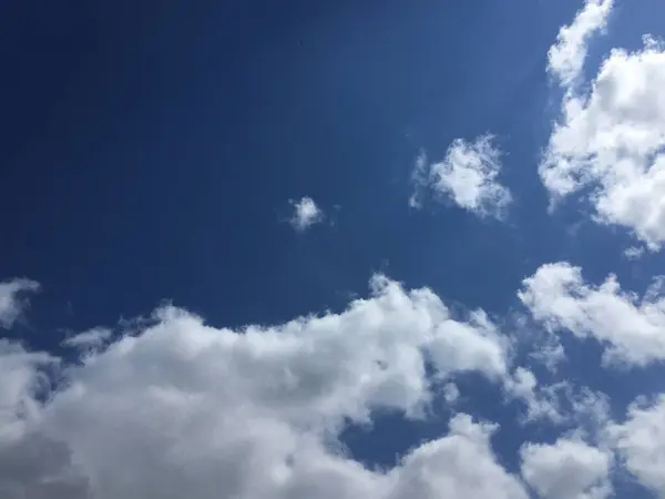 Błękitne Niebo Pokryte Szarymi Chmurami Naturalne Minimalistyczne Tło — Zdjęcie stockowe