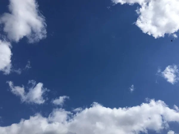 Мінімалістична Абстрактна Композиція Яскраво Синє Небо Білі Хмари — стокове фото