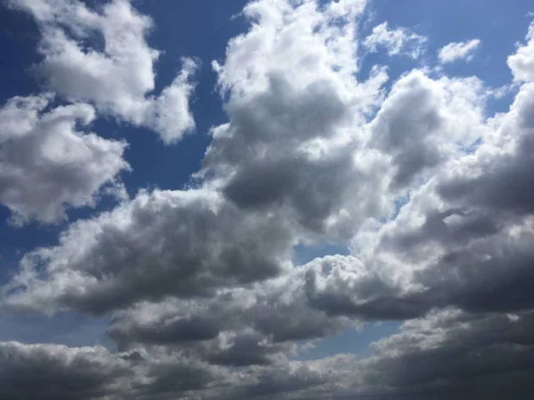 Céu Primavera Repleto Nuvens Brancas Cinzentas Raios Sol Rompem Nuvens — Fotografia de Stock