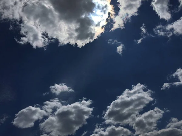 Ein Dunkelblauer Himmel Bedeckt Von Wolken Die Sonne Den Wolken — Stockfoto