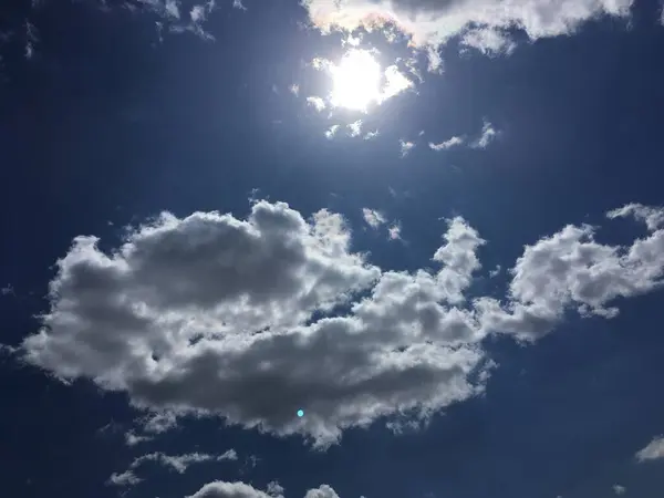 Die Sonne Versteckt Sich Hinter Wolken Bewölkter Frühlingshimmel Natürliche Tapete — Stockfoto