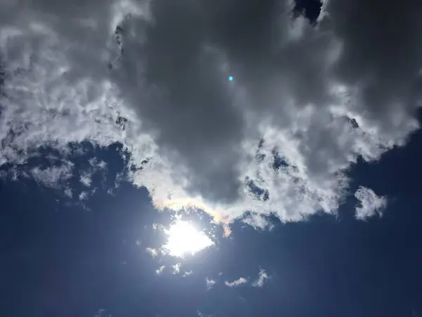 Cielo Blu Scuro Nuvoloso Raggi Del Sole Sfondano Nuvole Carta — Foto Stock