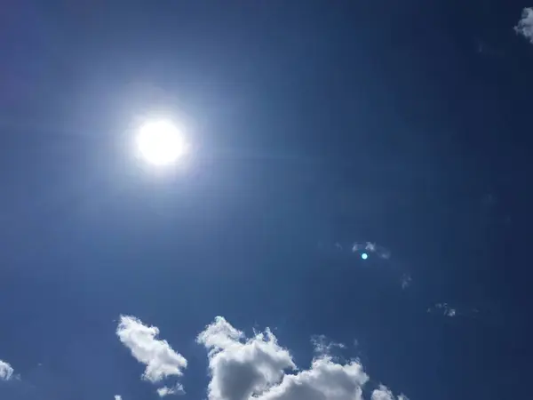 明るい青空の中の太陽 小さな雲 ミニマルな壁紙 — ストック写真