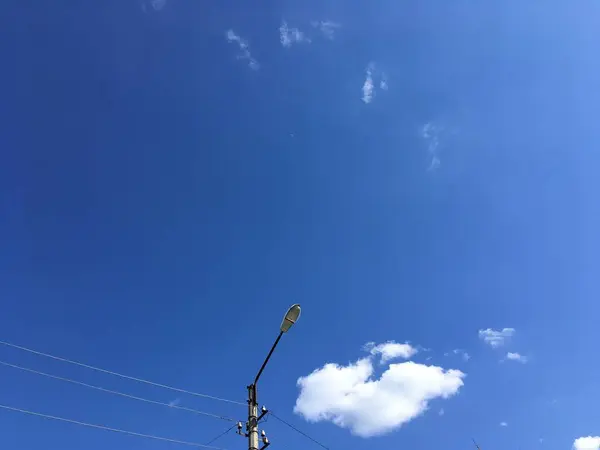 Une Lanterne Sur Pilier Béton Contre Ciel Bleu Minimalisme Abstraction — Photo