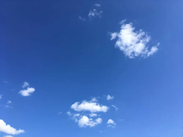 Λευκά Σύννεφα Φόντο Γαλάζιου Ουρανού Αφηρημένη Φυσική Ταπετσαρία — Φωτογραφία Αρχείου