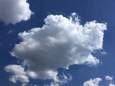 Mavi gökyüzünde beyaz kabarık bulutlar. Doğal soyutlama. Minimalizm.