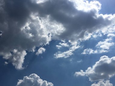 Asgari doğal altyapı. Bulutlu bahar gökyüzü.