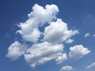 Yumuşak beyaz bulutlar. Güzel bahar gökyüzü. Soyut arkaplan.