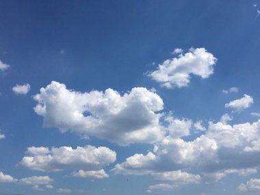 Şehrin üzerinde bulutlar uçuşuyor. Yoğun bulutlar. Soyutlama.