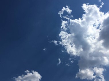 Beyaz bulutlu parlak mavi gökyüzü. İlkbahar doğal soyutlaması.