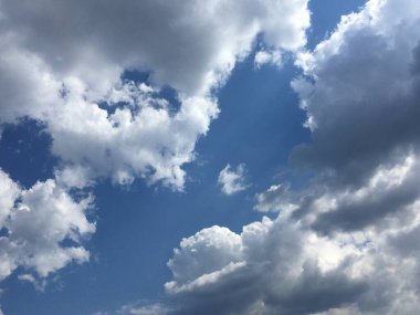 Bahar bulutlu mavi gökyüzü. Minimalist duvar kağıdı. Soyutlama.