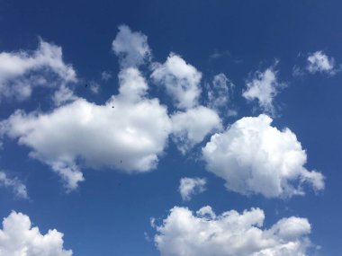 Mavi gökyüzünde beyaz kabarık bulutlar. Soyut doku arkaplanı.