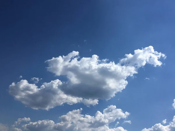 Fényes Fehér Felhők Kék Égen Absztrakt Természeti Háttér — Stock Fotó