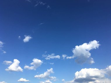 Açık bahar gökyüzü. Küçük beyaz bulutlar. Soyutlama.