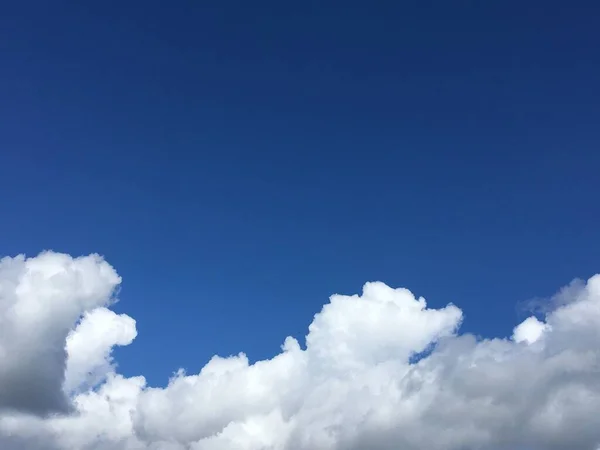 Latar Belakang Alami Minimalis Langit Biru Dan Awan Putih Terang — Stok Foto