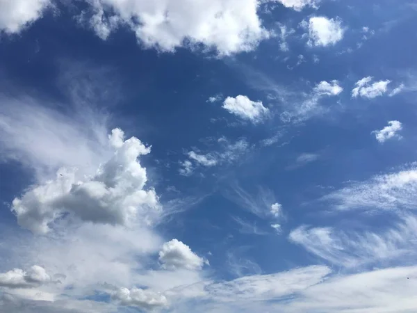 Céu Azul Primavera Nas Nuvens Fundo Minimalista — Fotografia de Stock