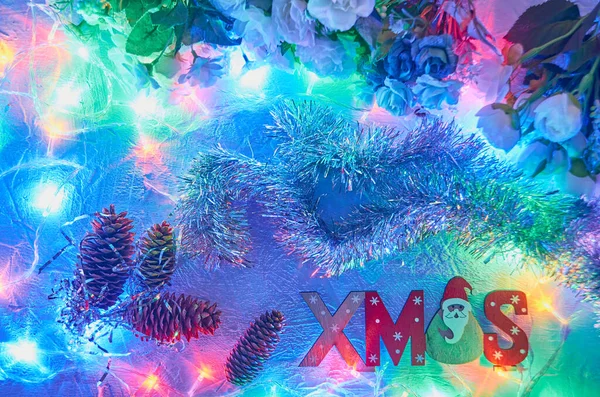 Heldere kleurrijke kerst achtergrond met bloemenslingers van naaldbomen kegels bloemen en de inscriptie van hun boom. — Stockfoto
