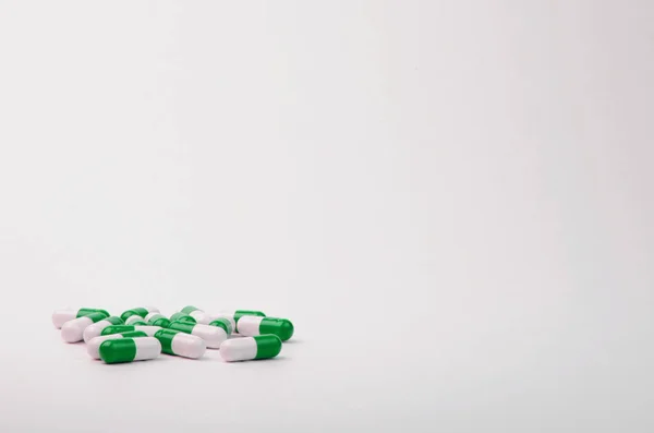 Kısa arkaplanlı mavi ve beyaz haplar. Mesaj için yer var. Biyolojik takviyeler, vitaminler, sağlık ilaçları.