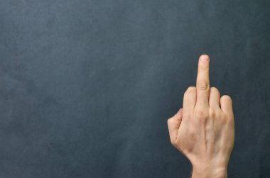 Avrupalı bir adamın elinin orta parmağı metin için yeri olan koyu bir arkaplanda