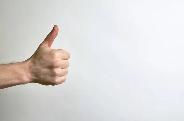 Sağ başparmak erkek, beyaz arka planda, mesaj için yer var. Onaylanmış, zarif, iltifat dolu, beyaz bir arka planda, mesaj için yeri olan bir erkek. Nasıl, onay, güzel, iltifat