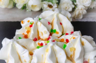 Renkli meyve parçaları serpiştirilmiş dondurma, susuzluğu gidermek, serin. Makro, kapat.