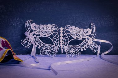 Venedikli, karnaval, teatral yüz maskesi, arka planda yazı için yer var. Gizlilik, tiyatro günü, aktör.