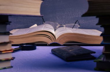Masanın üzerinde büyük bir kitap yığını içinde metin, yazar günü, şair, kütüphane için bir yer var..