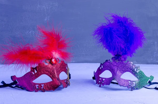 Masque Carnaval Rouge Bleu Avec Des Plumes Sur Une Table — Photo