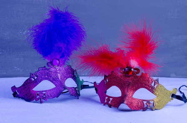 Máscara Carnaval Vermelha Azul Com Penas Uma Mesa Luz Fundo — Fotografia de Stock