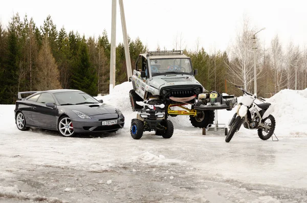 03 07 2020, Rusia, la ciudad de Zainsk carreras de anillo en el barro y la nieve de turismos personalizados y coches todo terreno . — Foto de Stock