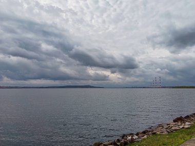 Yağmurdan önce bulutlar. Bulutlar, nehrin üzerinde süzülüyor.
