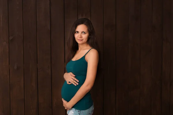 Mujer Embarazada Pantalones Cortos Vaqueros Parte Superior Verde Sostiene Las —  Fotos de Stock