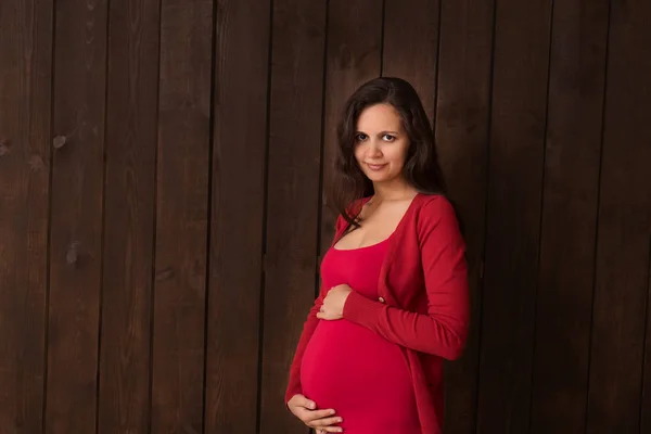 Kot Şortlu Kırmızı Bluzlu Hamile Bir Kadın Koyu Kahverengi Arka — Stok fotoğraf