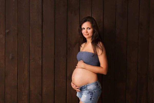 Zwangere Vrouw Jeans Shorts Blauwe Top Houdt Handen Buik Een — Stockfoto