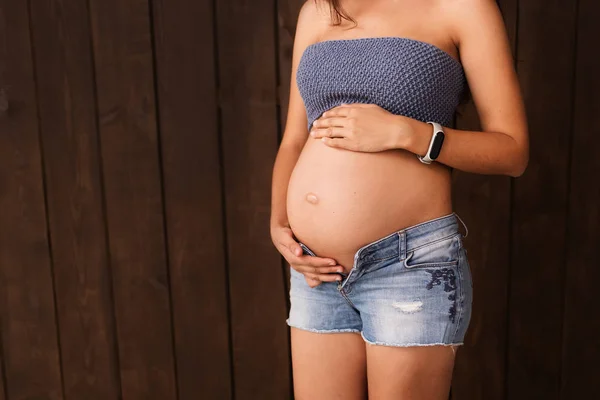 Mujer Embarazada Pantalones Cortos Vaqueros Parte Superior Azul Sostiene Las —  Fotos de Stock