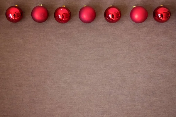 Świąteczny Szablon Banera Brązowym Tle Noworoczna Dekoracja Czerwone Kulki Płasko — Zdjęcie stockowe