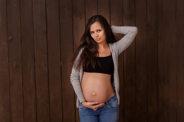 Kotlu Siyah Bluzlu Hamile Kadın Koyu Kahverengi Arka Planda Göbeğin — Stok fotoğraf