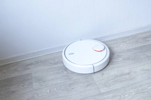 Robotic Vacuum Cleaner Floor Cleaning Room Smart Cleaning Technology — Stock Photo, Image
