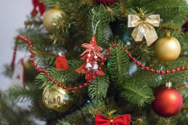 Noel süsü ve kutlaması. Noel ağacı. Xmas kırmızı ve altın topları. Yeni yıl hazırlıkları. Yeni yıl konsepti. Noel ağacı oyuncakları.