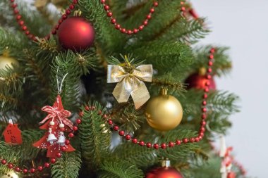 Noel süsü ve kutlaması. Noel ağacı. Xmas kırmızı ve altın topları. Yeni yıl hazırlıkları. Yeni yıl konsepti. Noel ağacı oyuncakları.