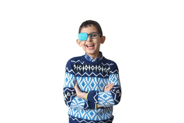 戴着补丁眼镜的男孩的画像 眼镜眼罩Don 不要治疗懒眼 — 图库照片